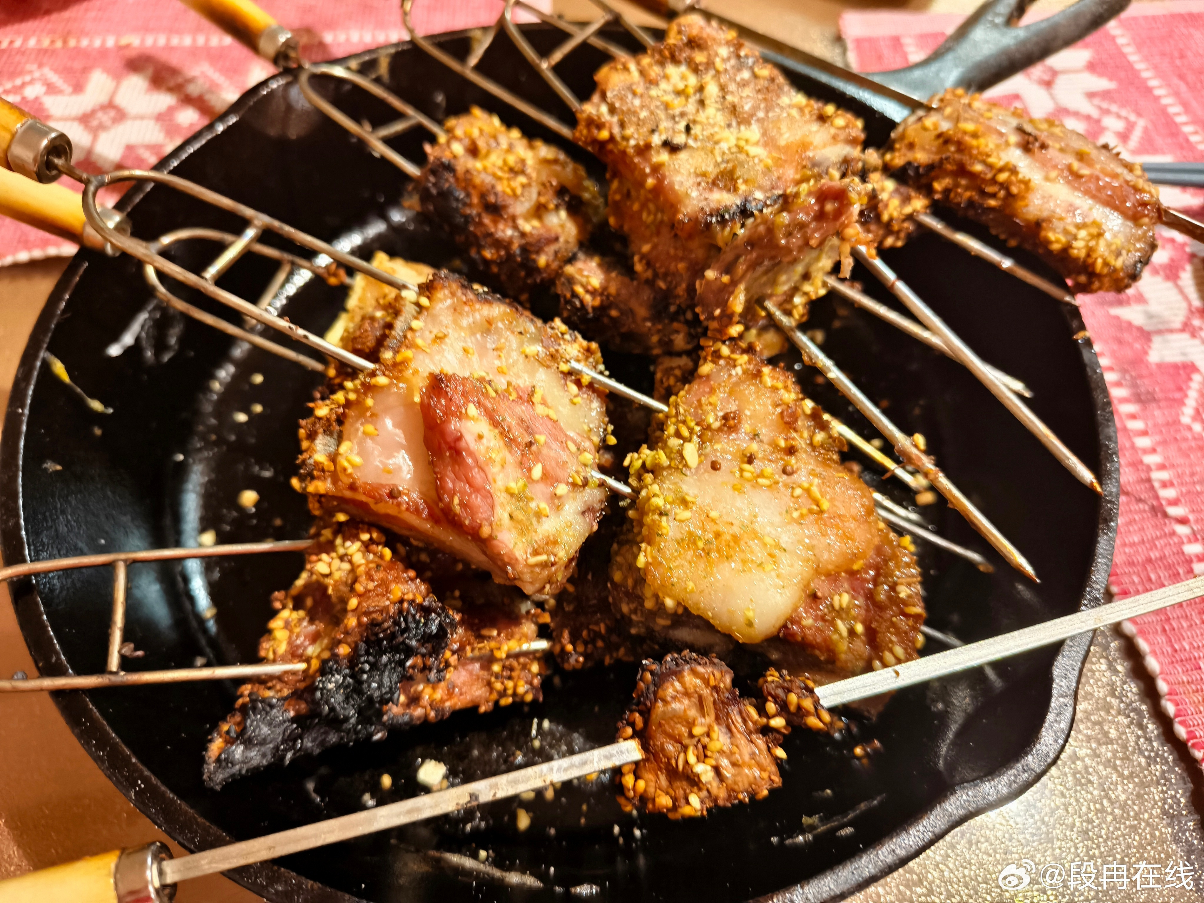 闷炉羊排[666][666][666]再吃五分钟开始直播，聊会儿～​​​