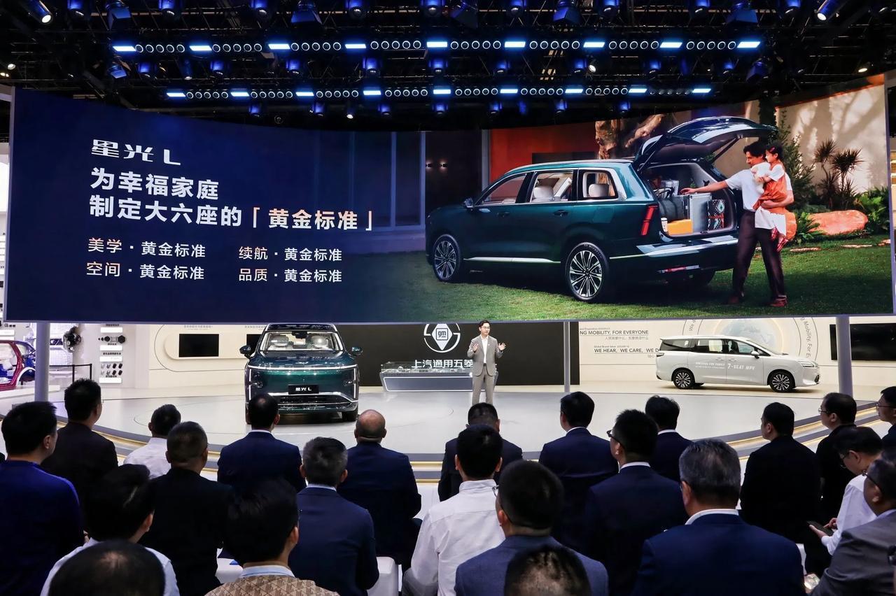 终于等到五菱星光L实车亮相！这车最大的亮点就是把“大六座”玩明白了。它不仅仅