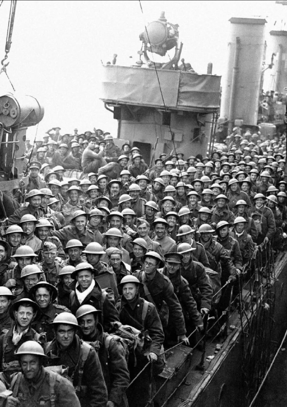 1940年5月24日清晨，德军第19装甲军军长古德里安站在坦克上，望着敦刻尔克。