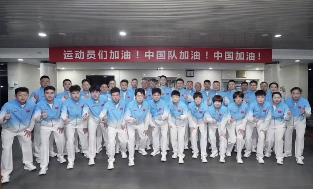 国乒出征名古屋亚运会大合照来啦——没想到林诗栋站绝对C位！9月16日，国乒天不
