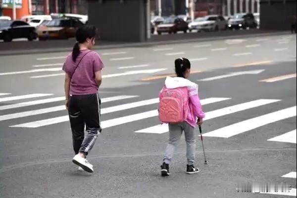 北京一女子领养11岁盲童，花28万给她治眼睛，谁料，女孩恢复光明后，却一把抱住她