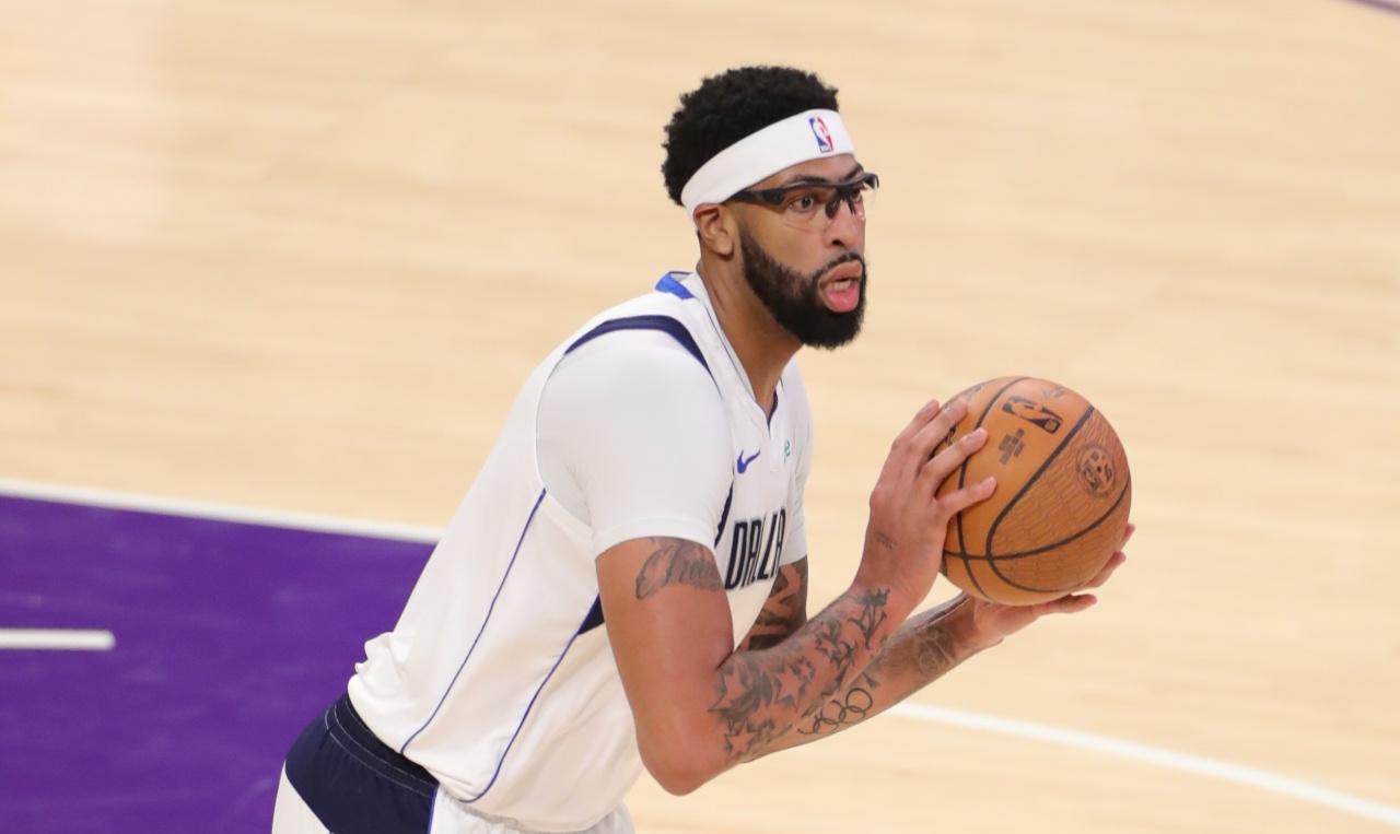 赛季中期的交易日，最大的鱼不一定是安东尼-戴维斯。美媒报道：独行侠将安东尼-戴维