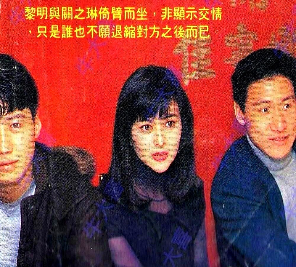 1992年合影，张学友默默往旁边退了半步，把最中间的位置空出来留给黎明。那年黎明红透半边天。论资历张
