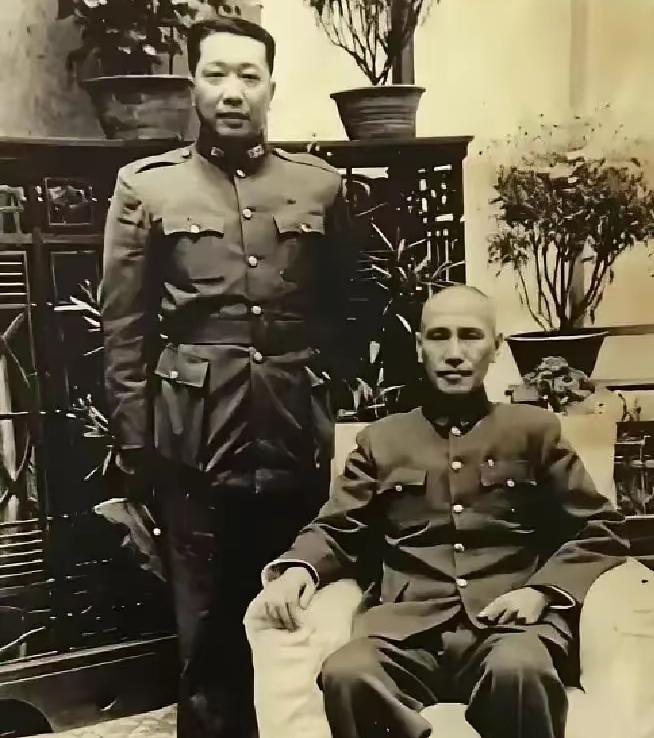 1949年，四川成都，蒋介石与黄埔一期爱将李文的合影。北平起义时，李文坚决不愿
