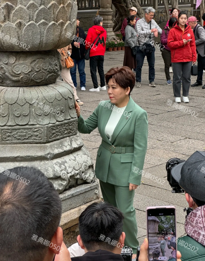 泉州开元寺偶遇邓亚萍，她本人真的好矮呀目测只有1米4几，在人群里很小一只。51