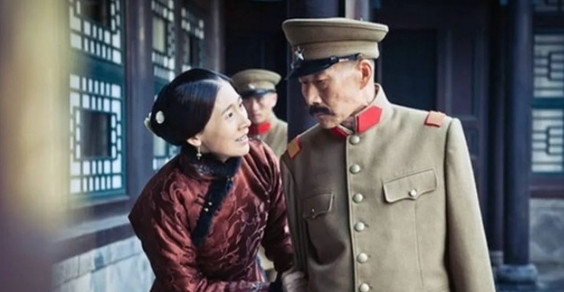 1928年，张作霖被日军炸死后，五姨太立刻打扮的花枝招展。回家奔丧的张学良怒火中