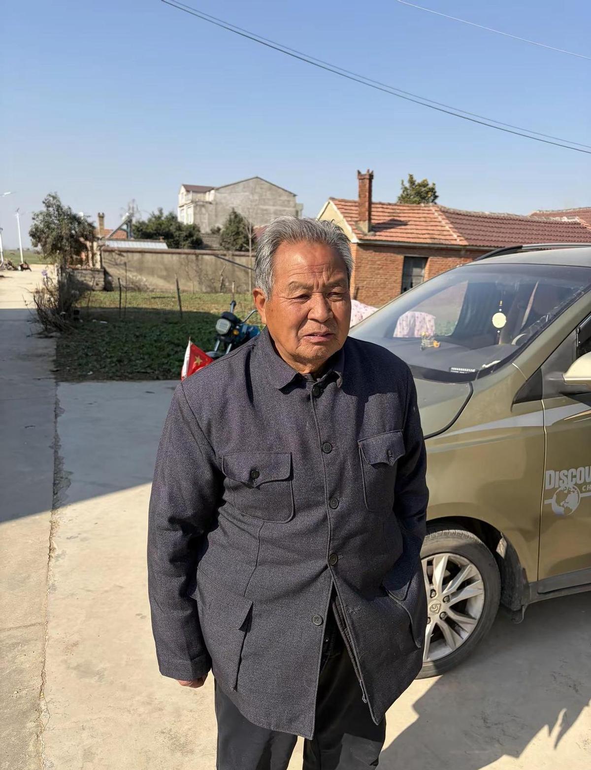 刚刷到那张照片时我真吓了一跳，这位网友的外公乍一看简直就是年轻版的毛主席！不是