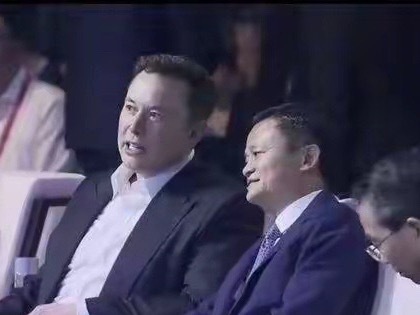 马云总是自信满满，他身上的松弛感和马克斯差不多，他和谁在一起画面都好和谐