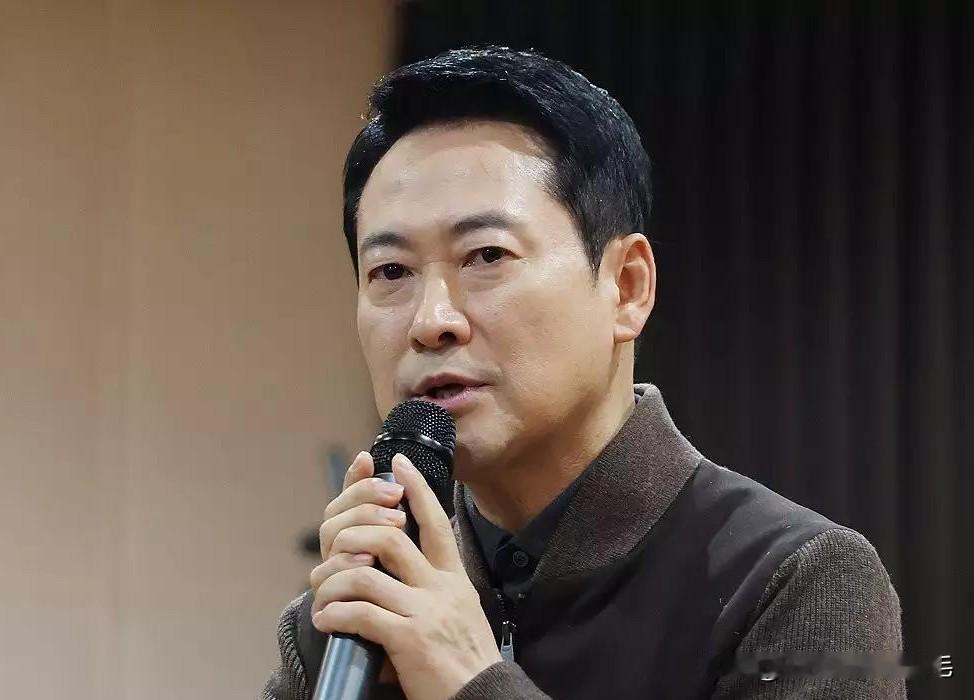 2月18日，韩国国民力量党党首张东赫就缺席与李在明总统的午餐会面表示，双方已通过