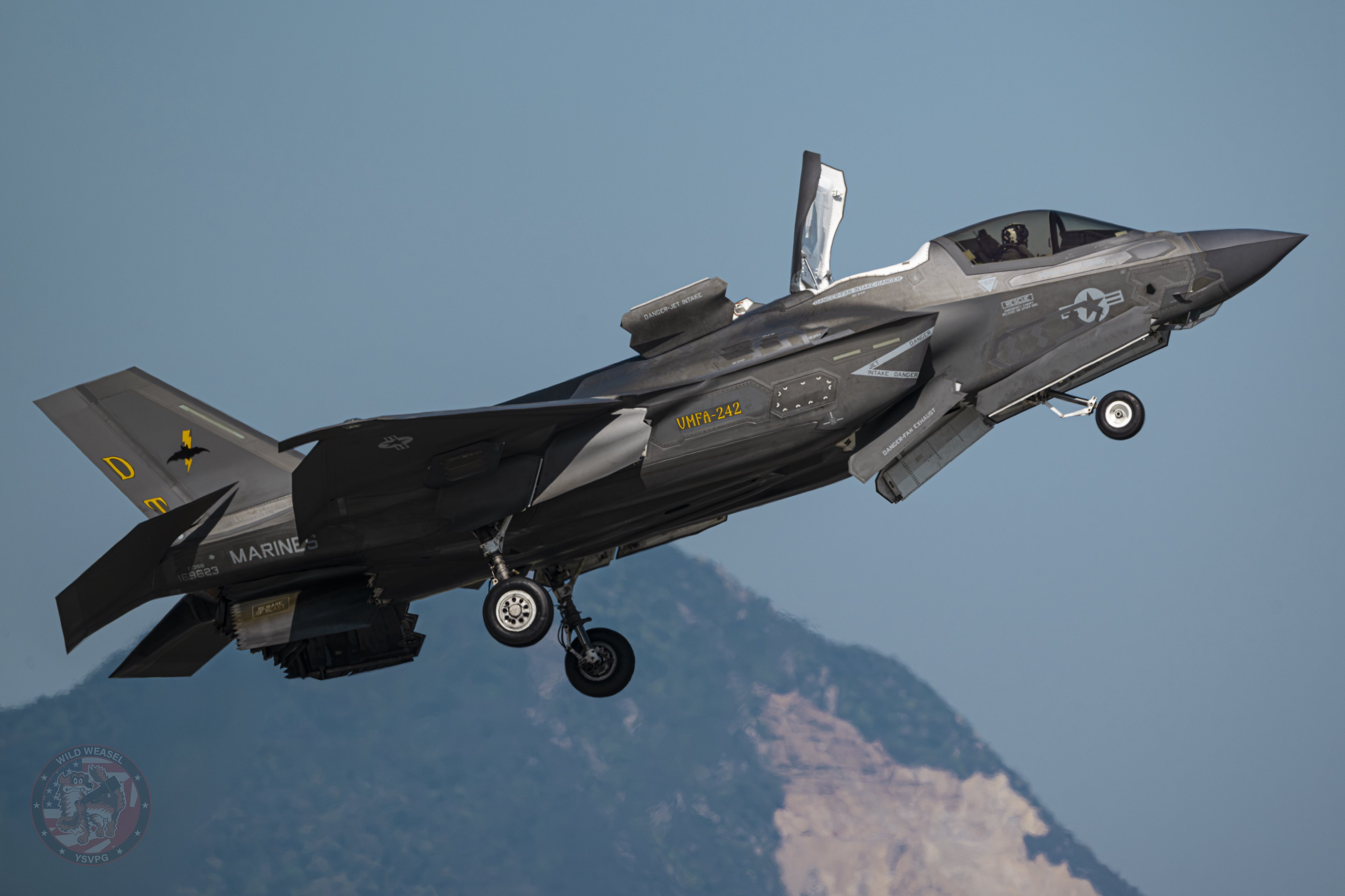 F-35B表演队在岩国基地为民众献艺​​​