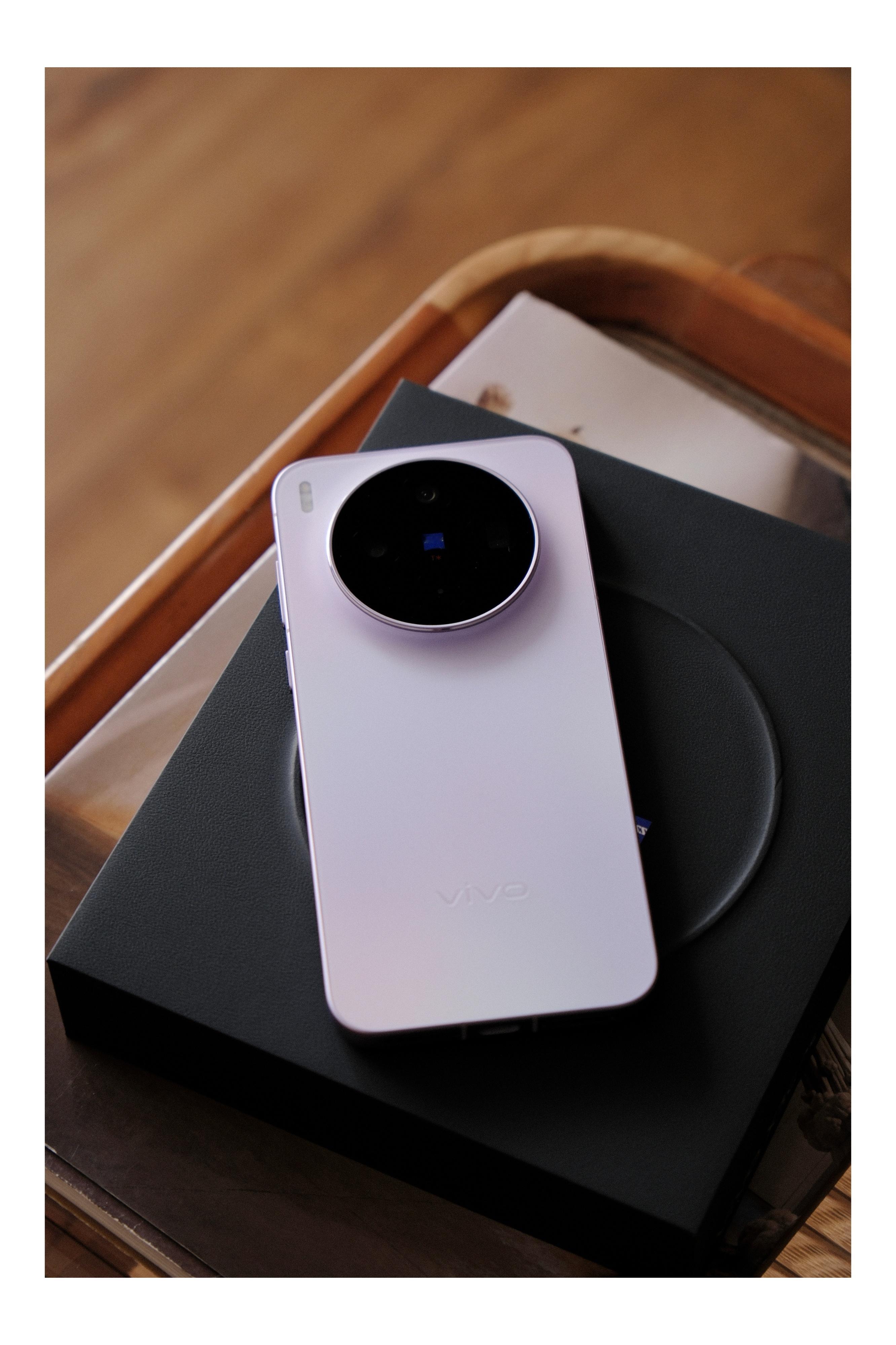 vivoX300s这个梦核紫真的很好看，很梦幻的感觉，越看越喜欢~尤其女生拿，