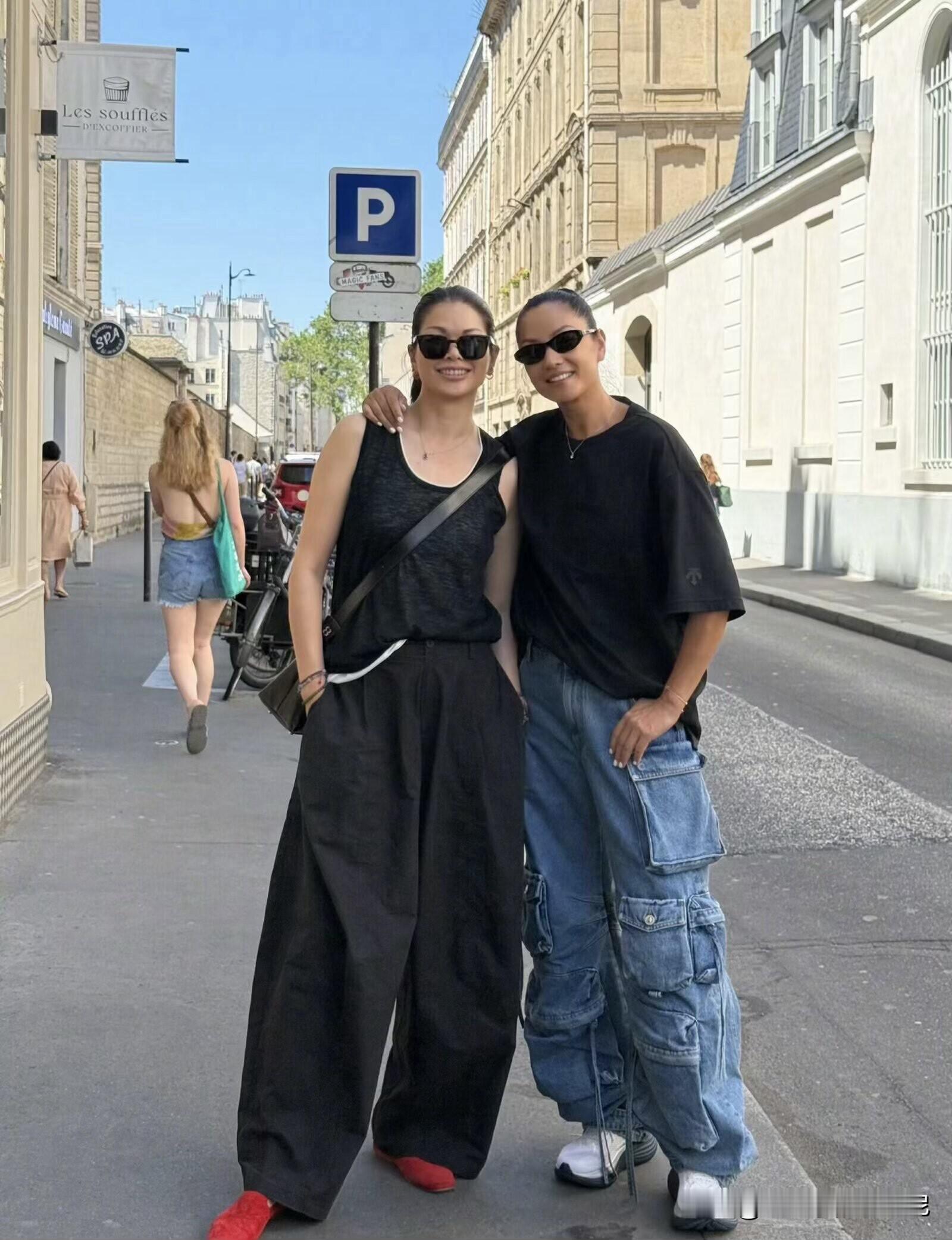 同样都是一代初模，瞿颖和吕燕的衣品就反应出两人的生活状态。瞿颖更偏爱于休闲自在的状态，而吕燕活得更精