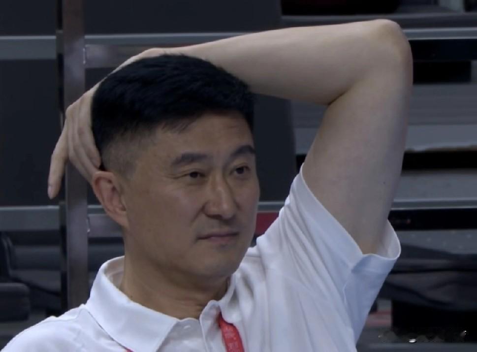 第四节，包括加时赛，广东队内线都要被浙江队大外援打烂了，杜锋为什么不再上萨林杰试