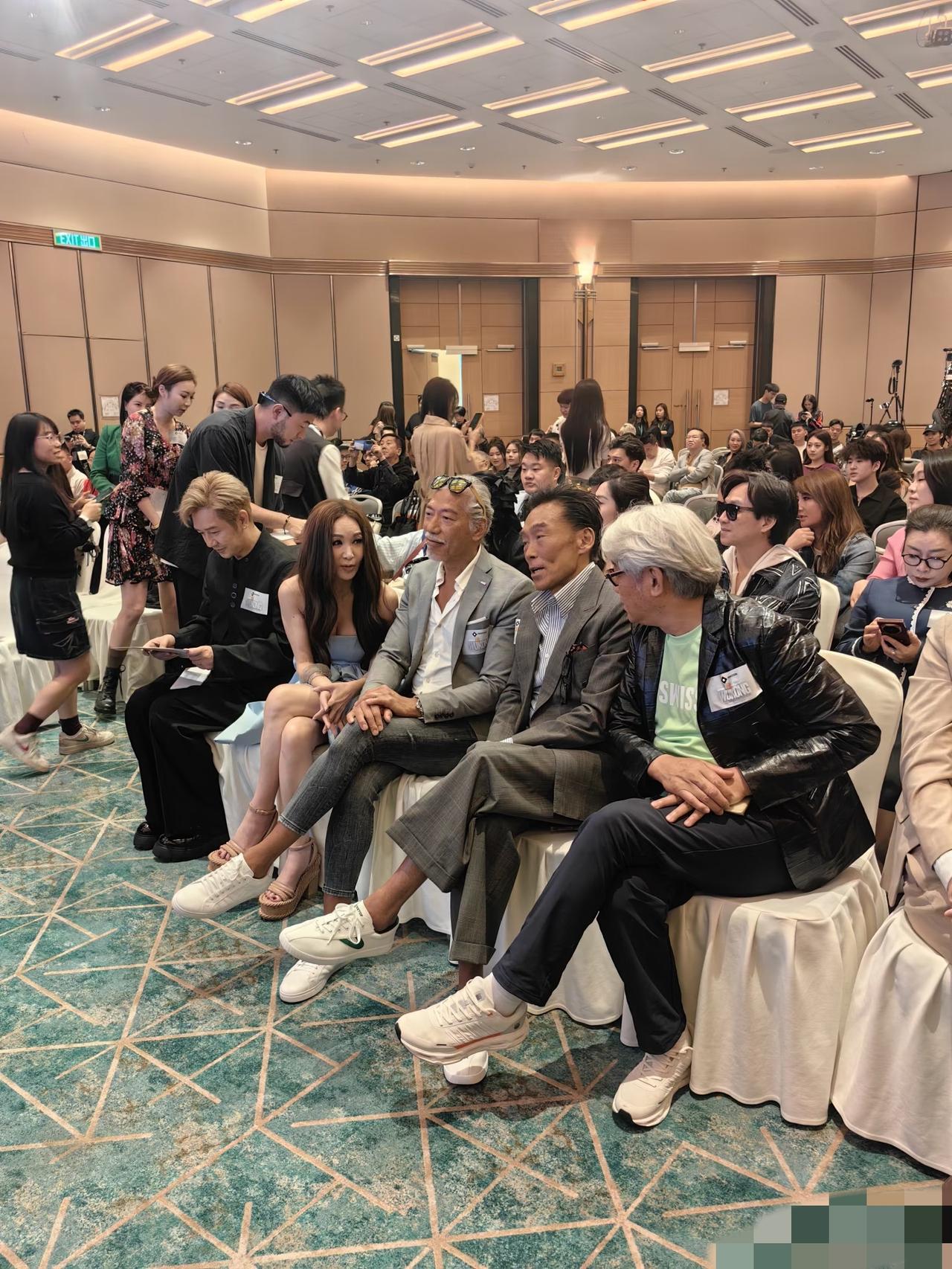 郑浩南、张耀扬、温碧霞同框，都挺老的，一看就是60岁以上!3月19日，温碧霞