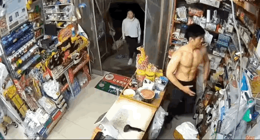 哥们这身材跟胆量不太匹配啊！媳妇一句话就吓的瑟瑟发抖，大伙猜猜，这媳妇到底说了啥