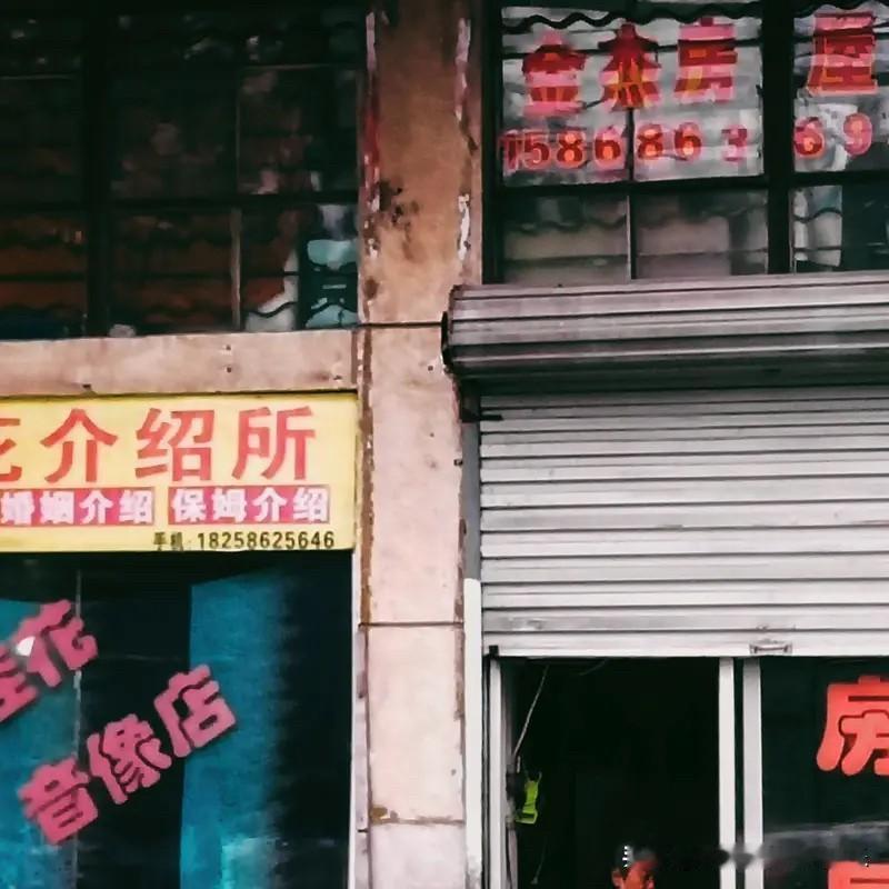 现在楼市里面博弈最激烈的两帮人。一帮是已经买房上车，把手上现金变成了钱的现任房