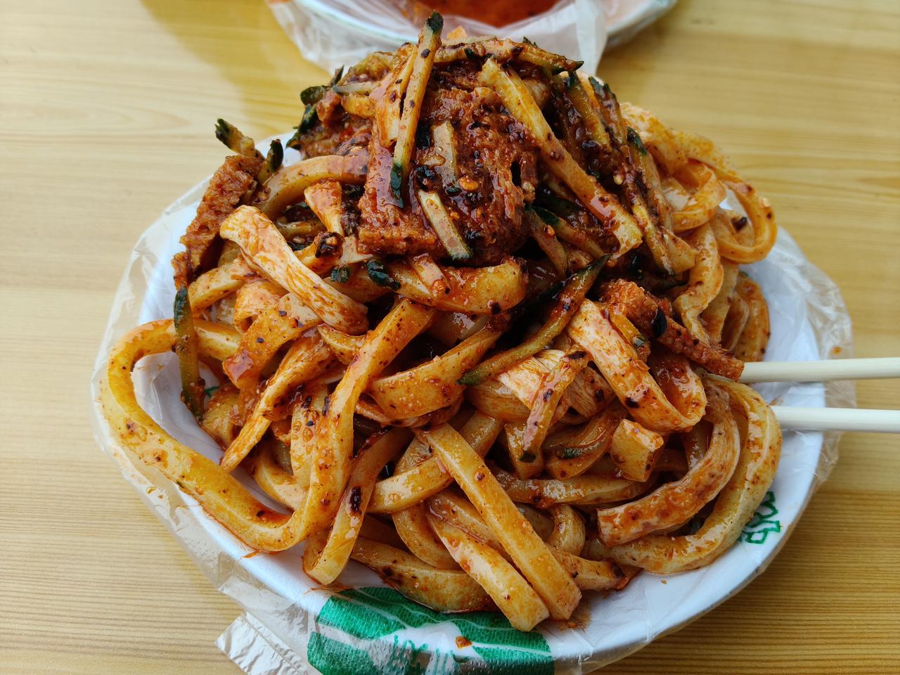 平时仁寿山公园的游人很少，但是昨天游人真的是很多。在公园逛了一圈也饿了，就去公