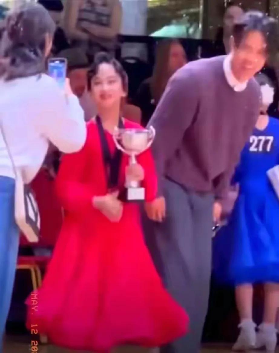 孙俪11岁女儿小花太牛啦！直接把热搜“霸占”！在伦敦国际标准舞赛场上，小花梳着妈