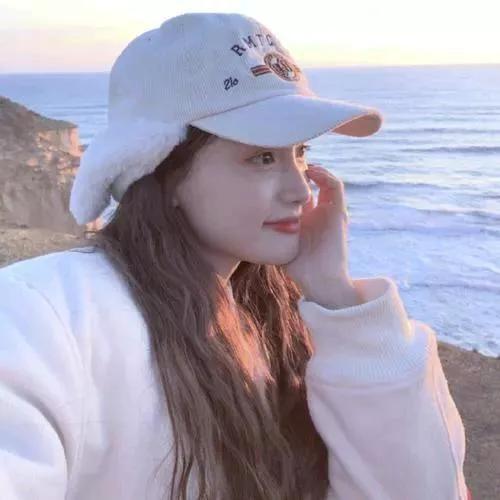 温柔的海风，温柔的笑容，温柔的时光。海边温柔风日落晚霞照海滩晚间的海风很美