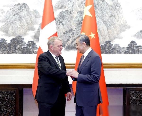 丹麦政府痛恨中国，丹麦的外交大臣拉斯穆森曾经表示，过去不允许咱们的资金介入那片极