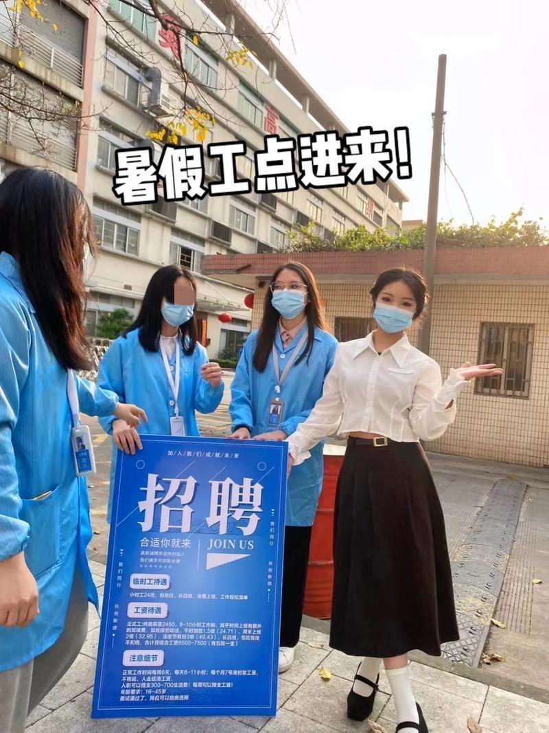 刚刚高考上岸的准大学生们暑假工做什么？中午去超市买菜，刚在超市门口停好电瓶车