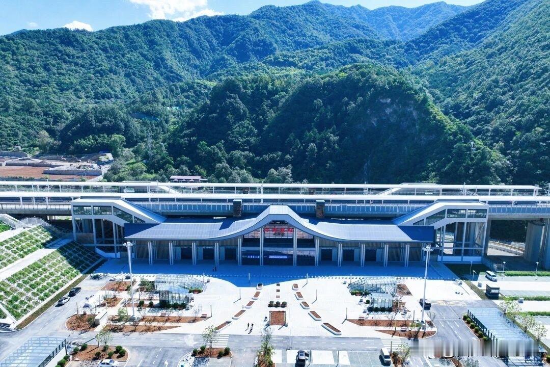 进度喜人！西康高铁四座新建站房装修完工，通车脚步越来越近穿越秦岭的西康高铁又