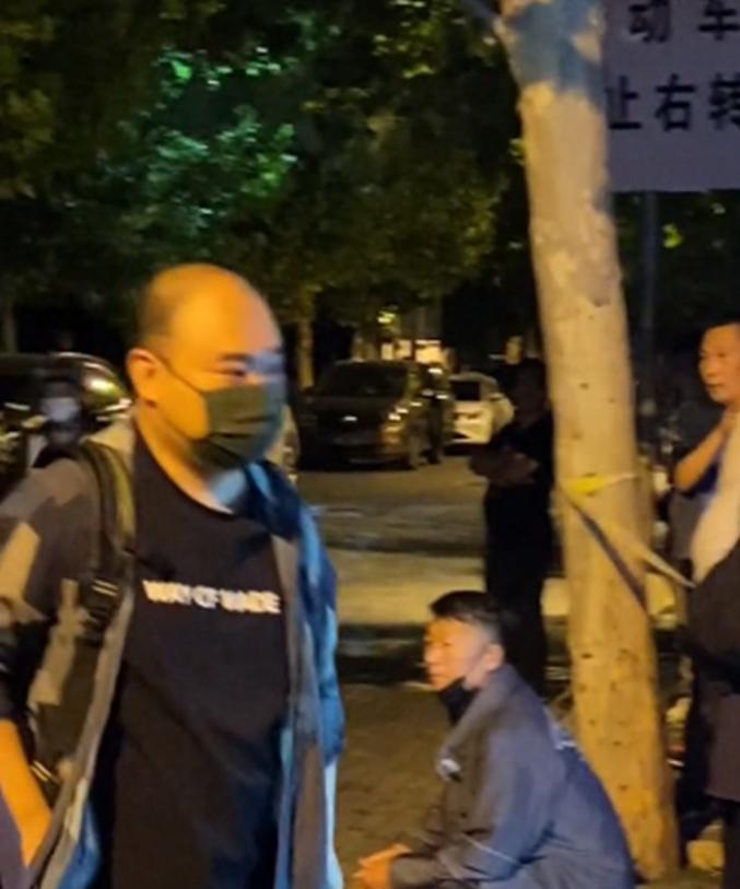 拍戏辛苦，开车同样也闲不住，侯震这两天应该是《绝顶富贵》剧组最辛苦的。这么说，是