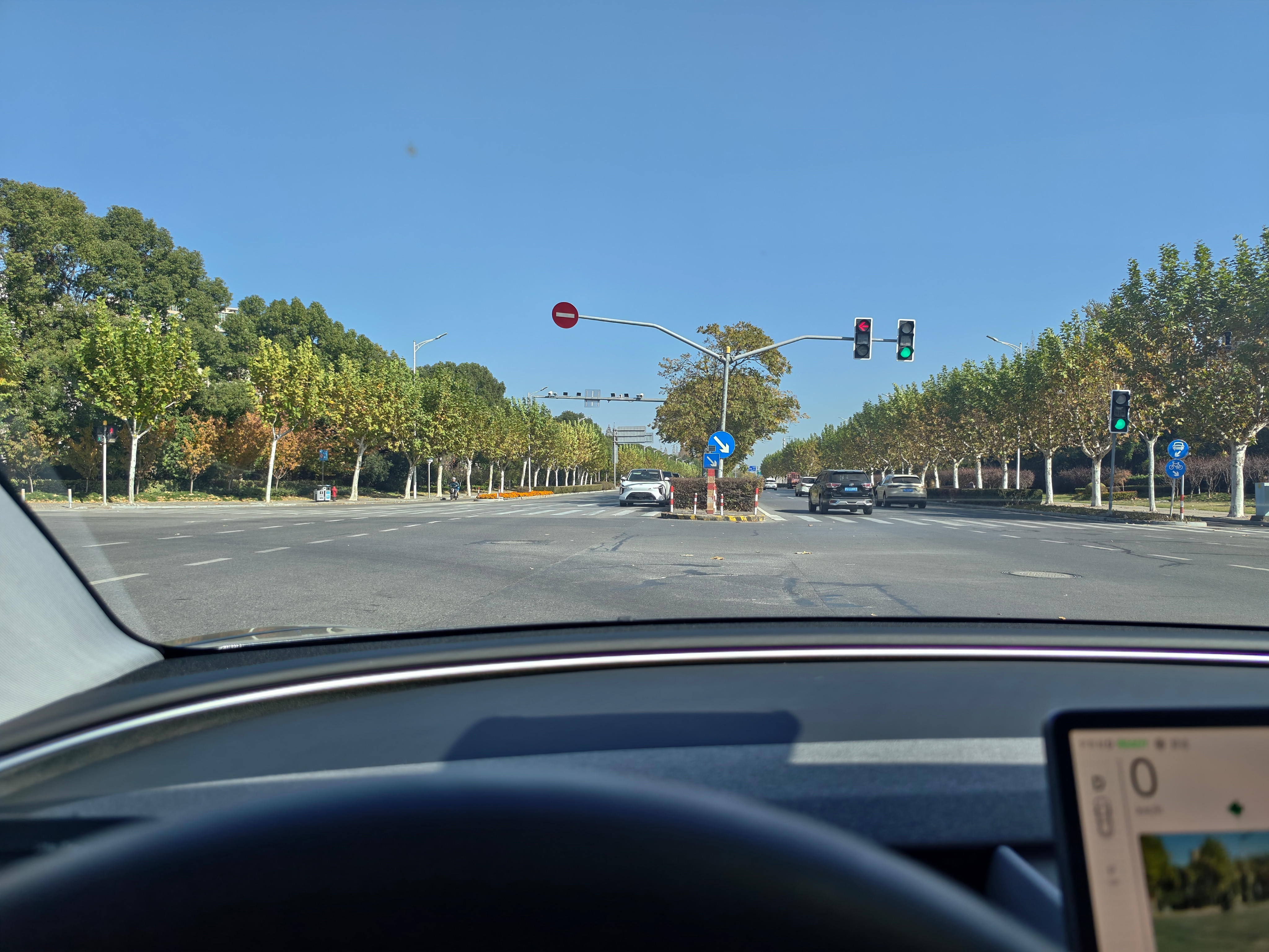 10x变焦，这个测试车车头的两个媒婆痣传感器是啥？