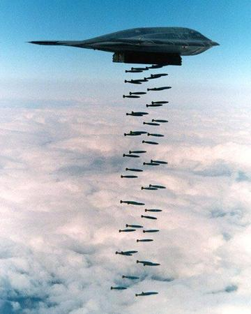 美国B-2轰炸机是中国克星？中国一位军事评论员指出：“B-2能空袭伊朗后全身而