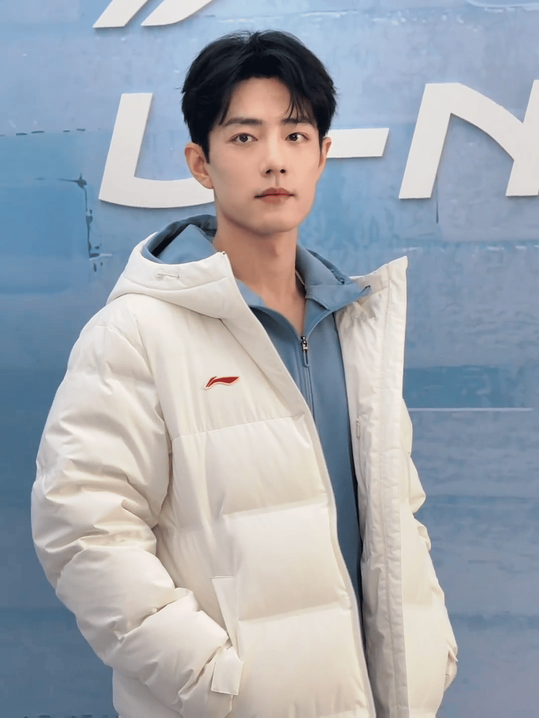 这是最新的肖战吗？不能再瘦了，脸上都没肉了，我不同意再瘦了，身边的工作人员怎么照