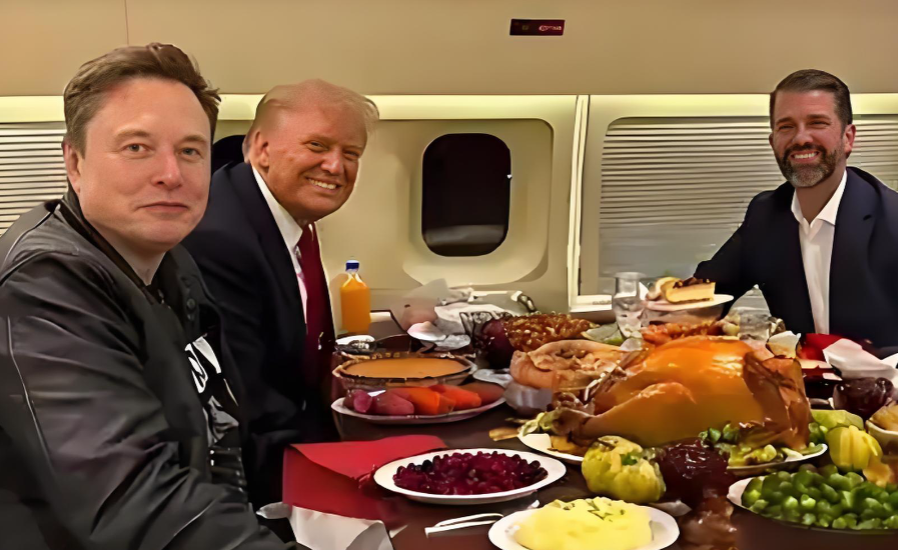 今年的美利坚感恩节，马斯克和特朗普坐在一起享用了没有被赦免的火鸡，这一对好哥们儿