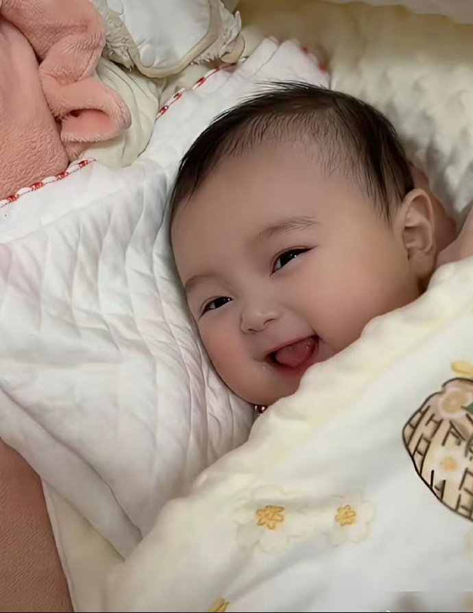 53岁的古巨基又当爸爸了，这是他57岁的太太陈韵晴为他生的二胎，真的太拼了