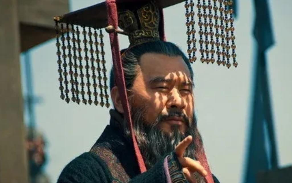 公元226年，魏文帝曹丕临死怒吼：“鲍勋必须死！”弥留之际的洛阳皇宫，寒