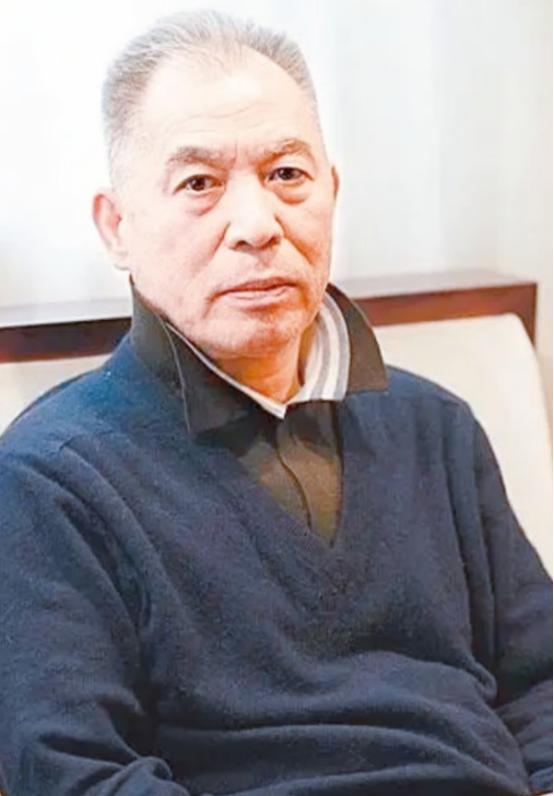 梁晓声说：“父亲先离开，和母亲先离开是不一样的。”父亲走了，只是没有了顶梁柱；可