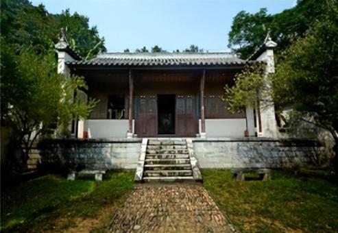 1751年，乾隆下令抄了老师张廷玉的家，一下子搜出了36万两银子，乾隆冷笑一声，