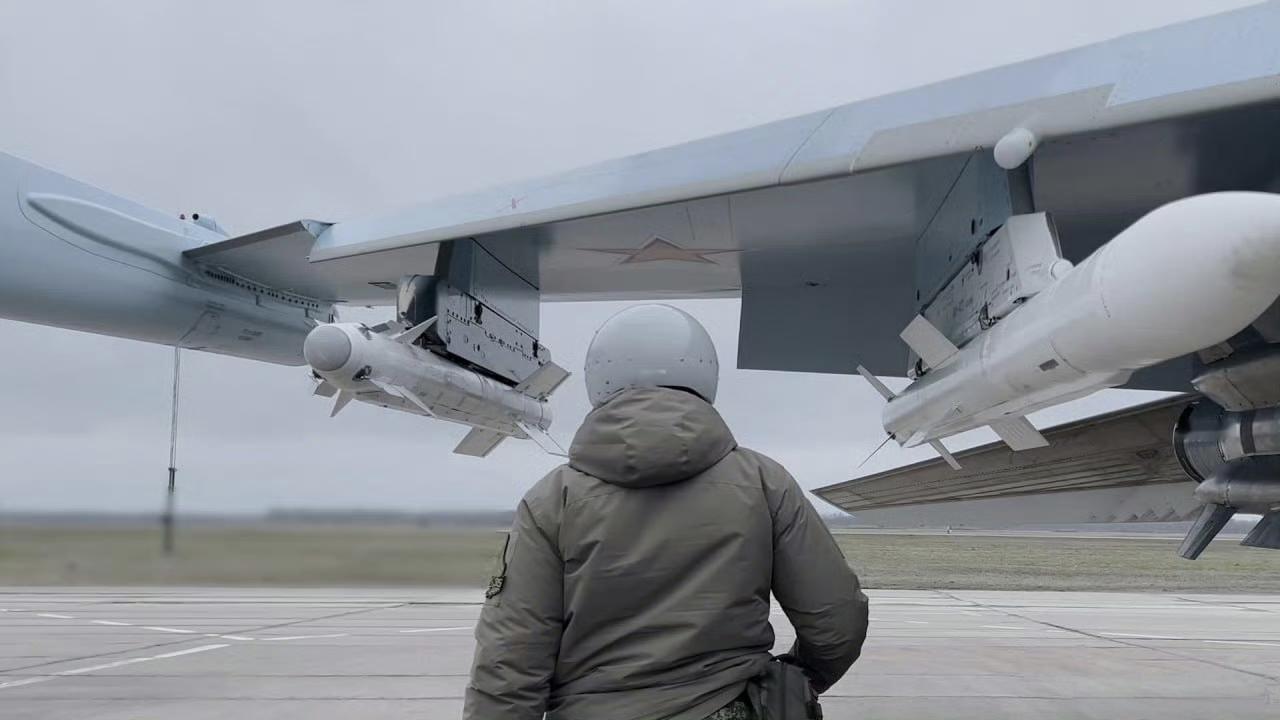 俄罗斯空天军战机现在出击，挂载的超视距空空导弹射程都非常远，除了最大射程400公