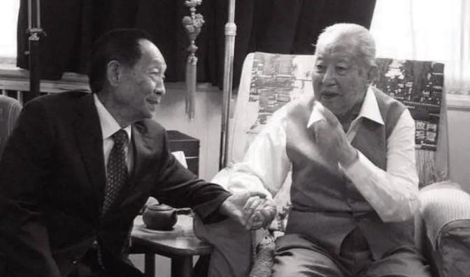 2006年，袁隆平在北京出差，得知华国锋身体欠佳，于是特地抽出时间去看望他，当时