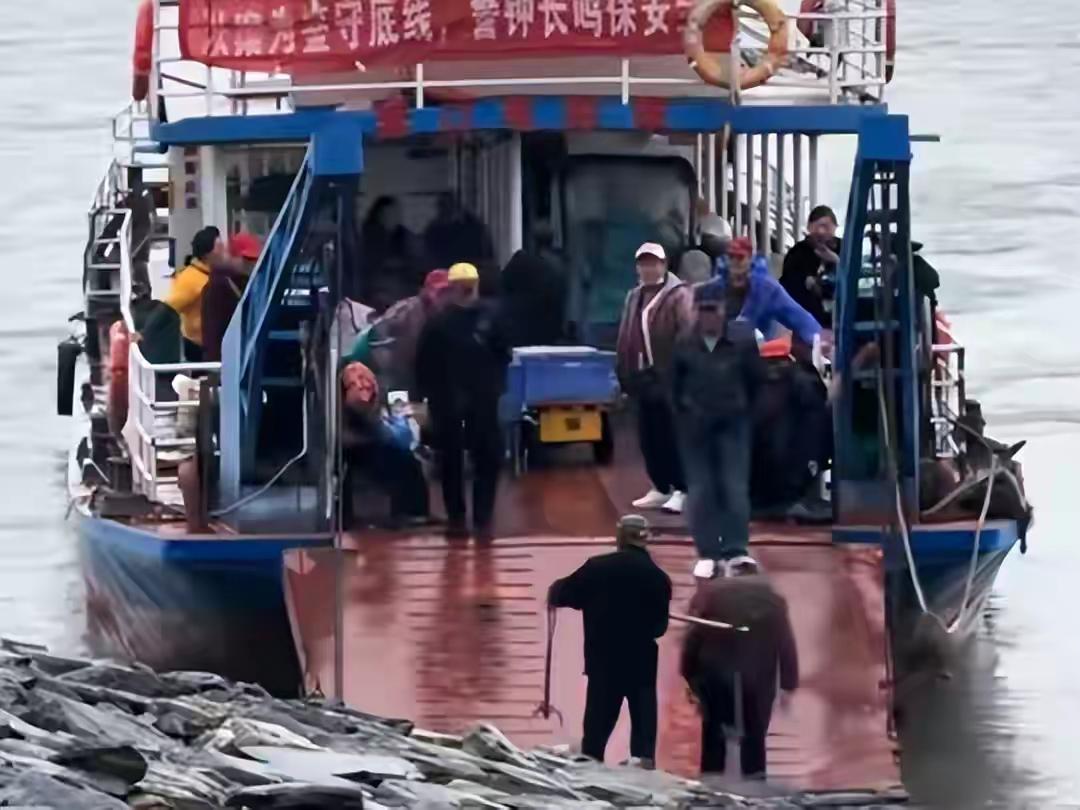 轮渡折返接老人平凡善举暖人心江西九江轮渡开出数十米折返接卖菜老人，平凡举动