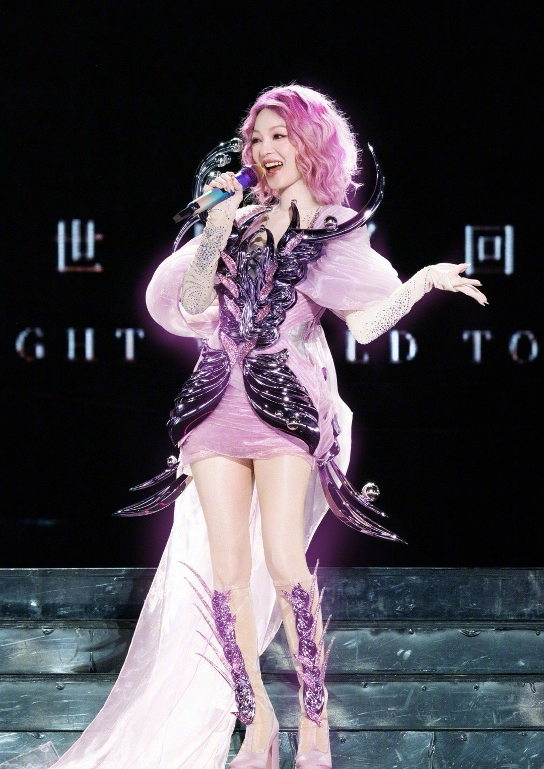 张韶涵换了发型师张韶涵的各种造型发型已经卷成这样了，粉丝还不满意呀太挑剔了吧….