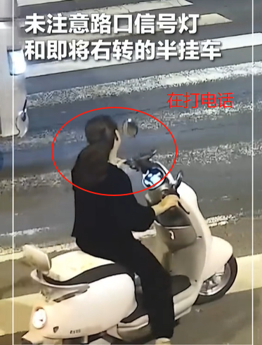 太冤枉了！近日，江苏苏州，一女子在路口骑电动车时，不仅打电话还闯红灯！结果进入右