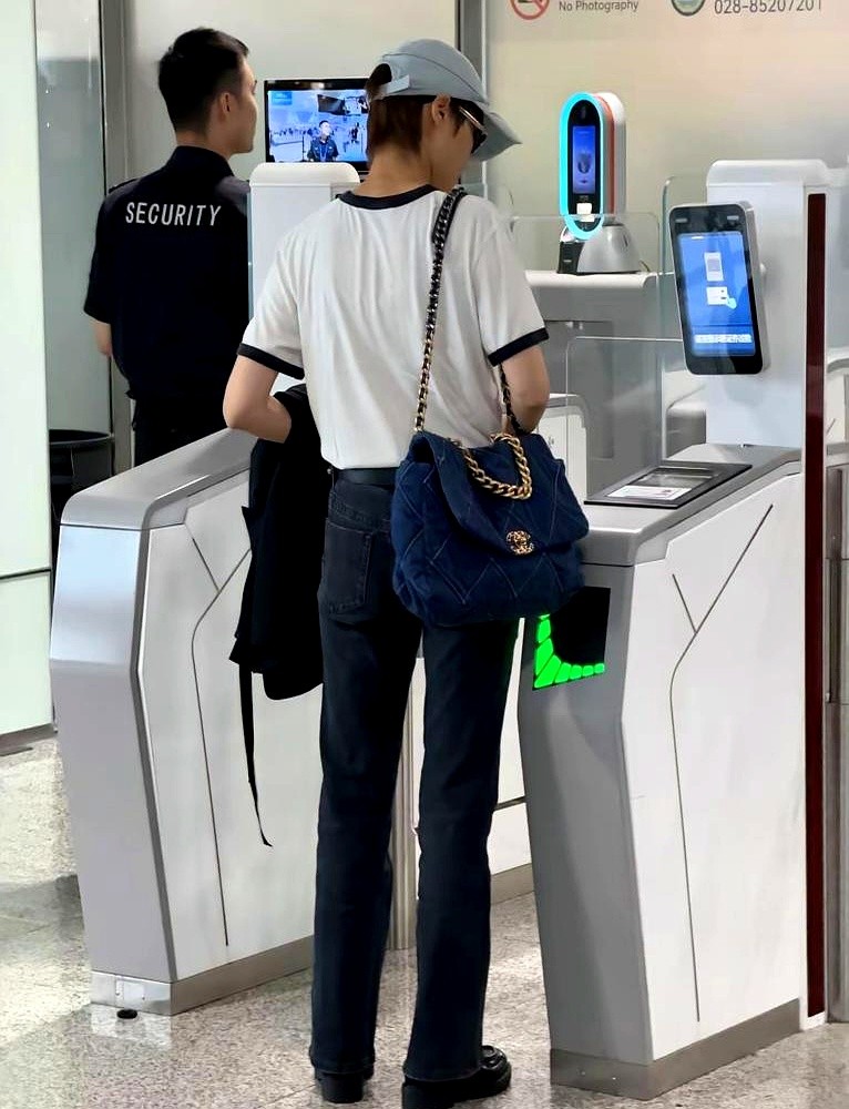 “别光看瘦，那是拿命换来的体面。”李宇春在成都机场被路人抓拍，腿和腰的状态特别好。看着这纤细的身形，