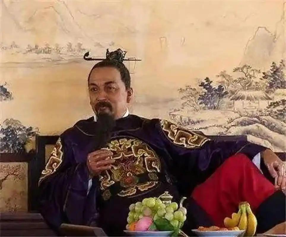 唐太宗最小的弟弟滕王李元婴非常好色，有一次，他看上了下属崔简的老婆郑氏，对郑氏动