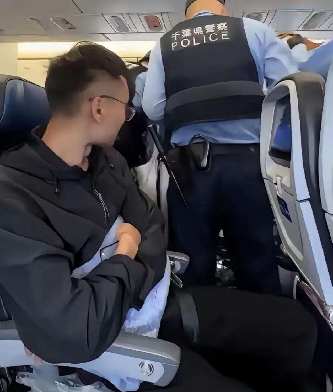 近日，美联航UA858航班突然降落在日本，上来7名日本警察，将一位中国女乘客带走