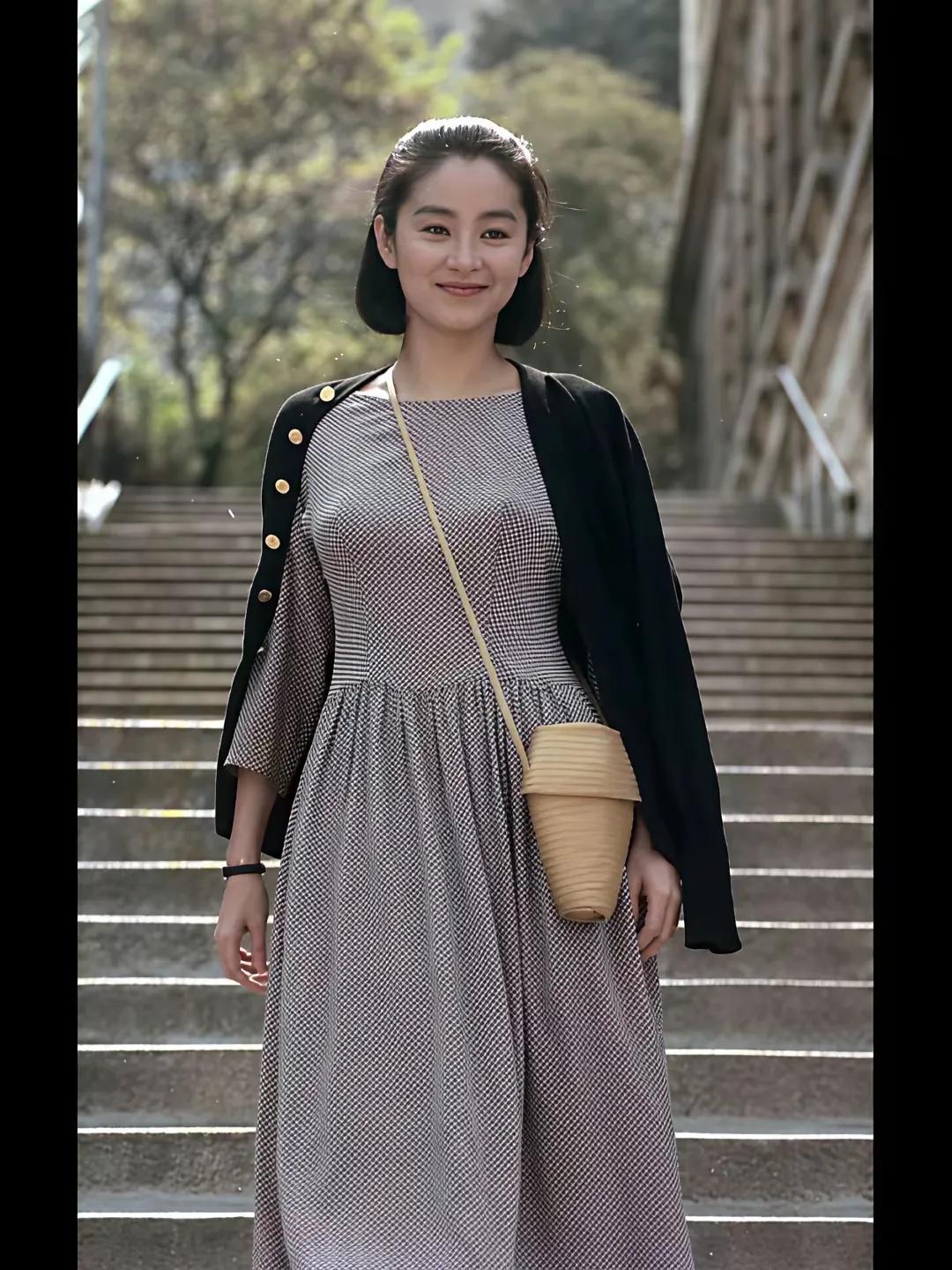 林青霞的美丽瞬间老照片欣赏系列：在法式浪漫的街头，她优雅地小憩，笑容如夏花般灿烂