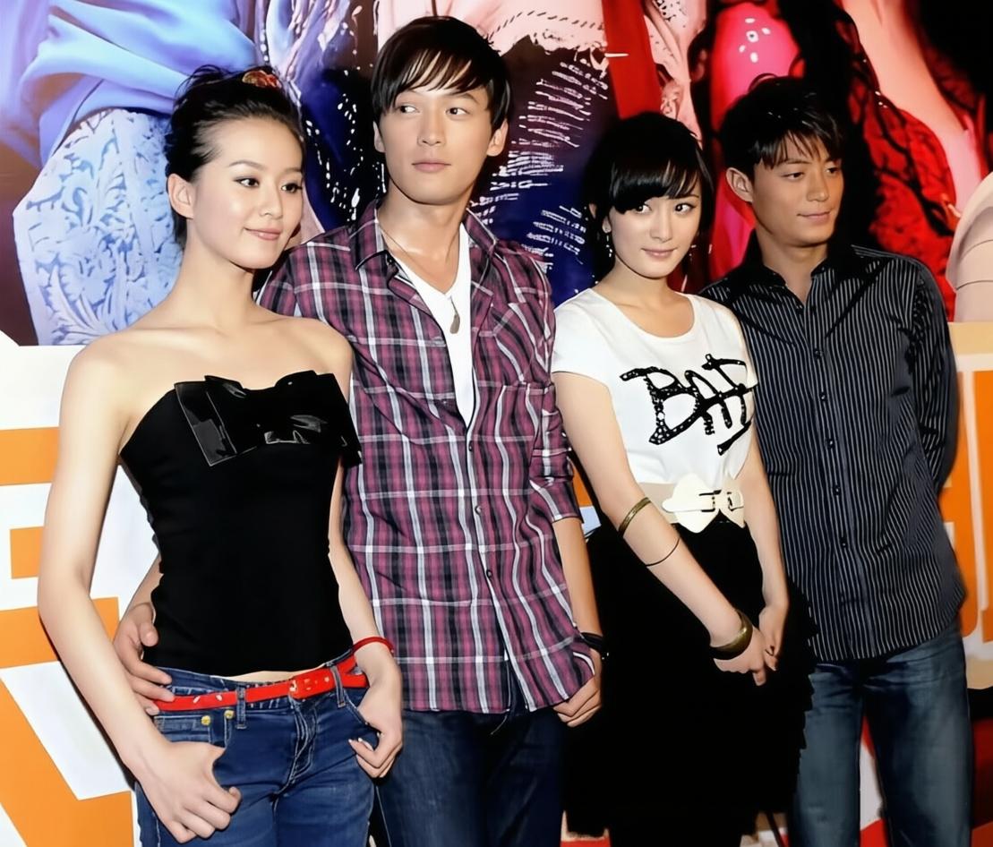 4星同框：穿着格子衫的胡歌高大修伟，俊目流盼，乌发覆额，星范儿十足；香肩裸露的刘