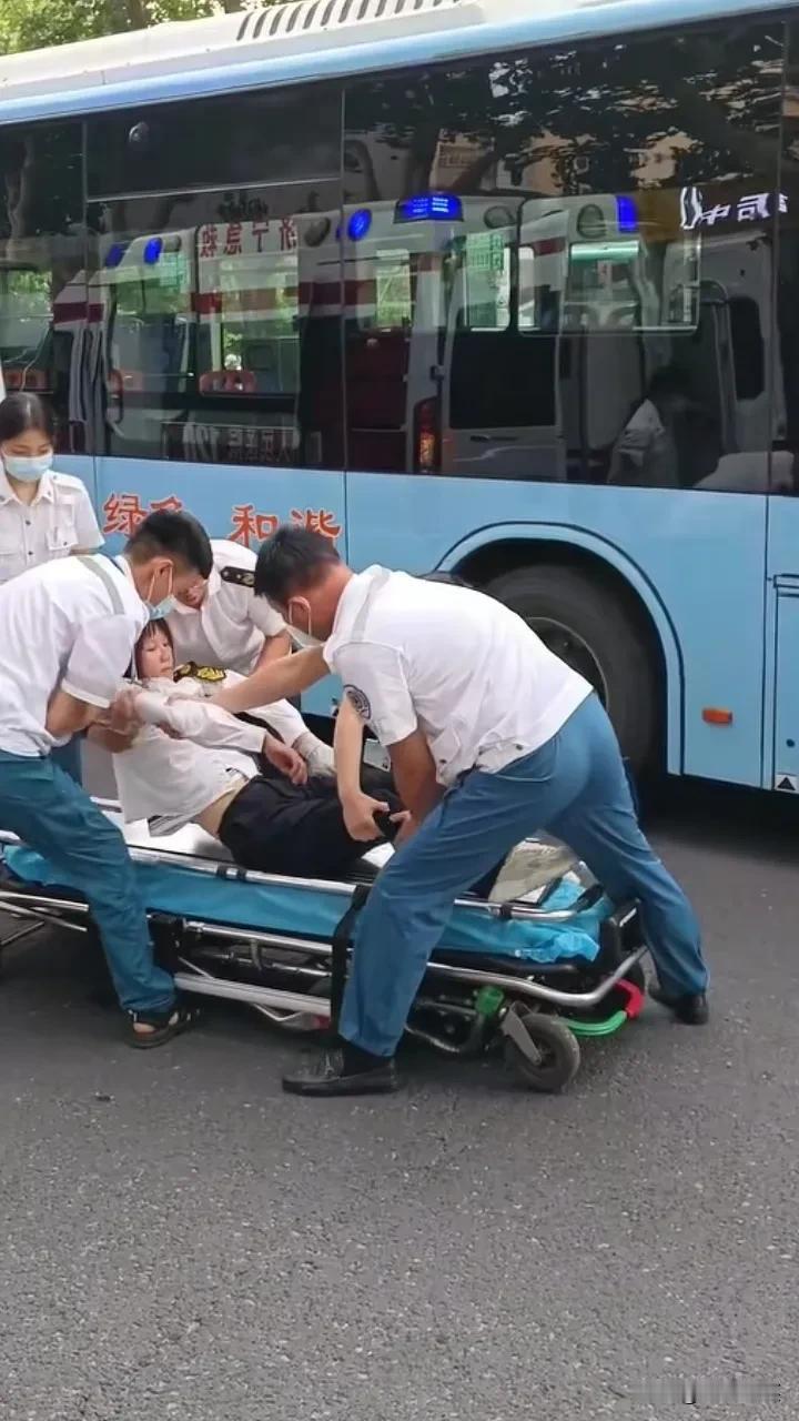 开公交车也不容易啊！工资不高，还很辛苦！7月9日，济宁市任城区琵琶山路，25路公