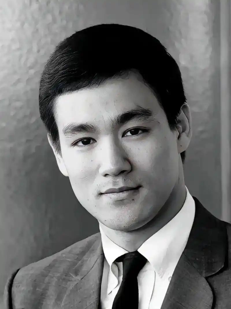 李小龙离世后深陷争议，他去世在丁佩的住所，而丁佩被向华强迎娶，一段尘封的娱乐圈往