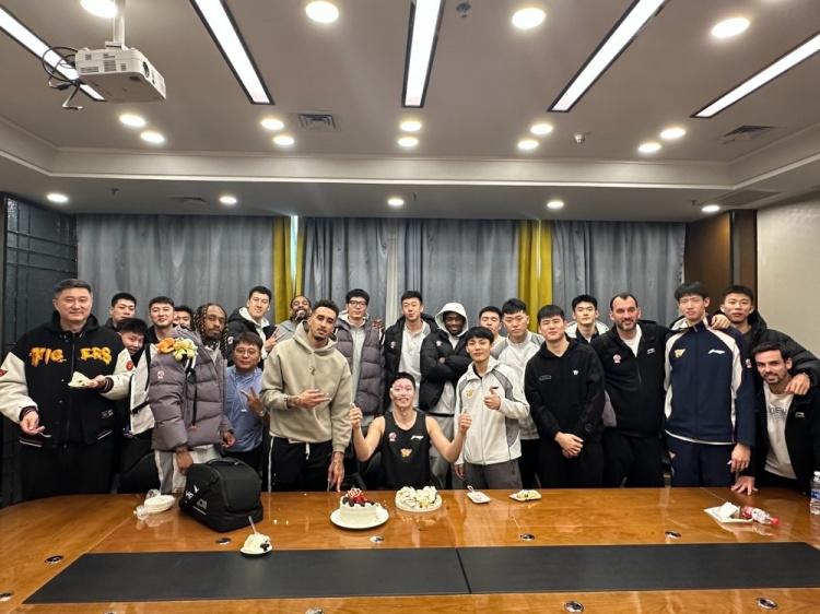 宏远球员过生日程序固定，胡明轩今晚肯定登场，俱乐部换冠名激烈作用很明显广东球