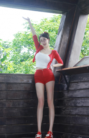 秦雪虽然腿很粗但是却非常有女人味