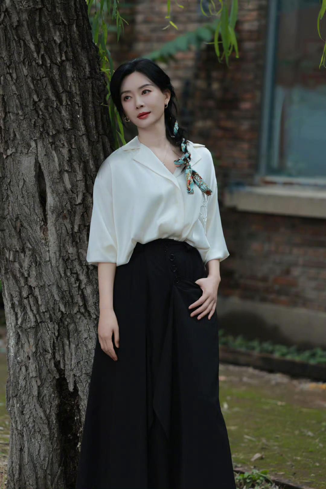 陈数的这身穿搭真的是太美了,美得我不知道该如何用语言形容……反正我就是觉得,